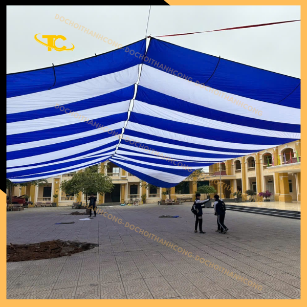 Lắp đặt dù che tại trường tiểu học Quang Trung